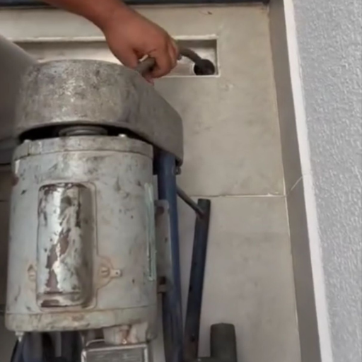 Equipamento profissional rotativo utilizado para desentupimento de mictório em banheiro comercial