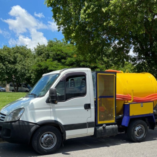 Caminhão da Desentupidora Itape com equipamento especializado pronto para atendimento de desentupimento