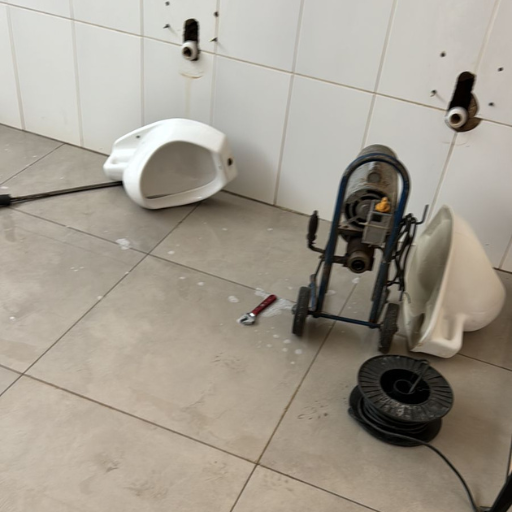 Serviço de limpa fossa com equipamento especializado em ambiente comercial